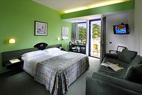 Two Connecting Rooms (4-7 people)