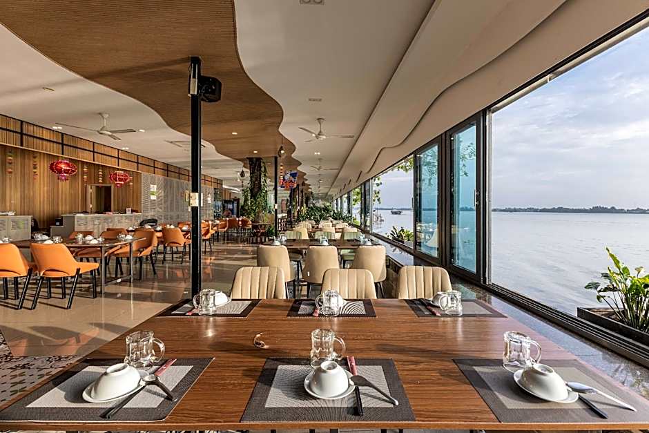 Van Phat Riverside Hotel