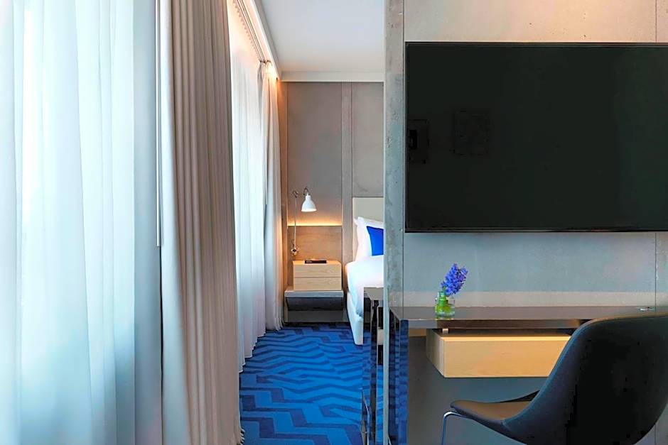 Renaissance by Marriott Warsaw Airport Hotel