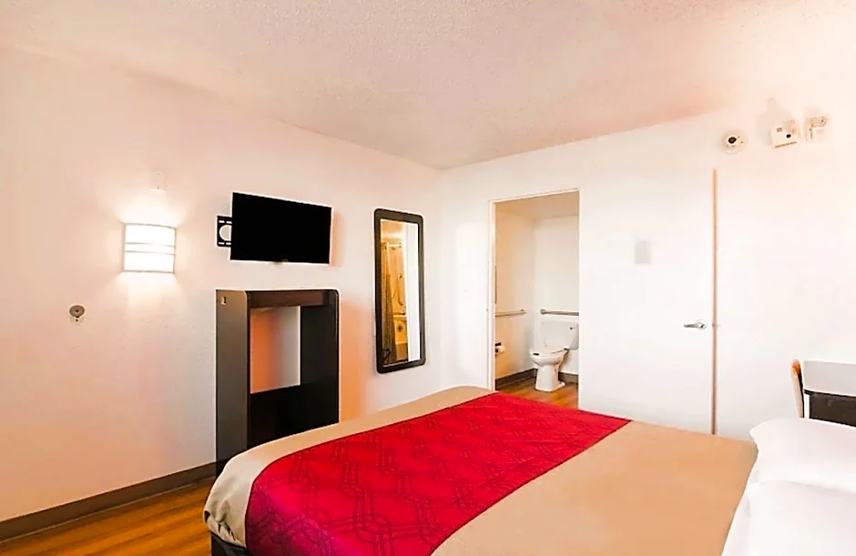 OYO Hotel Mobile, AL I-65 at Airport Blvd