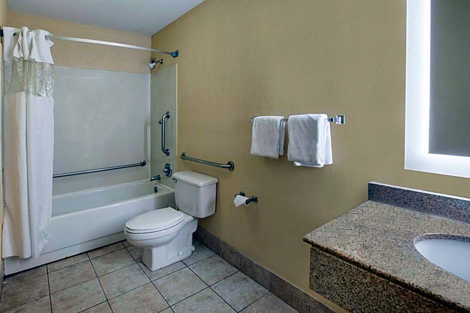 Howard Johnson by Wyndham Romulus Detroit Metro Airport
