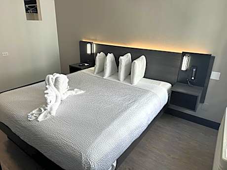 1 King Bed | Non-Smoking
