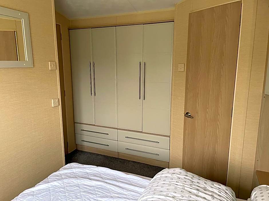 Spacious & welcoming 6th Berth Caravan California Cliffs Holiday Park, Norfolk Coast