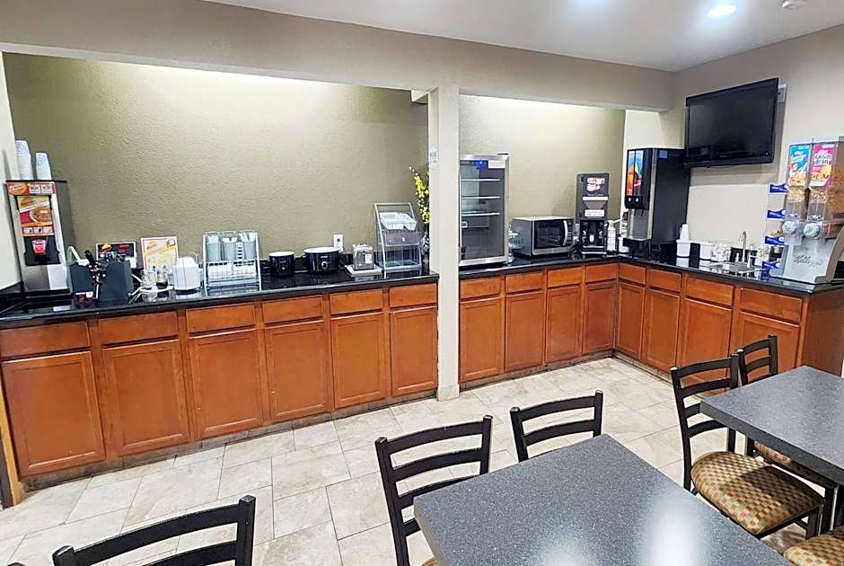 Super 8 by Wyndham Newton