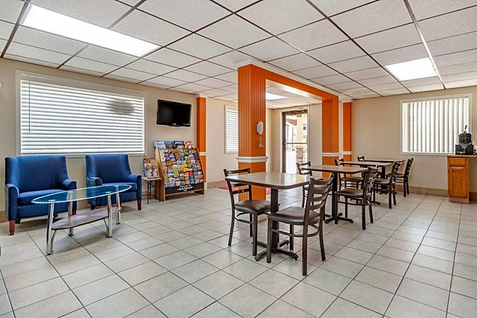 Econo Lodge Hays I-70