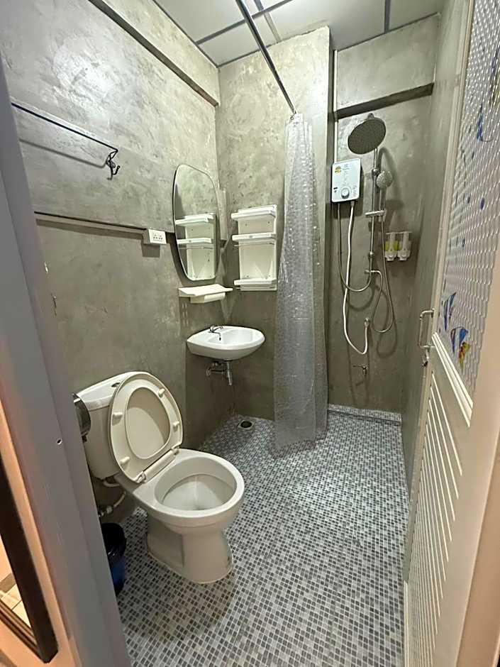 Achcha hotel - itsaraphap MRT station - Wat Arun