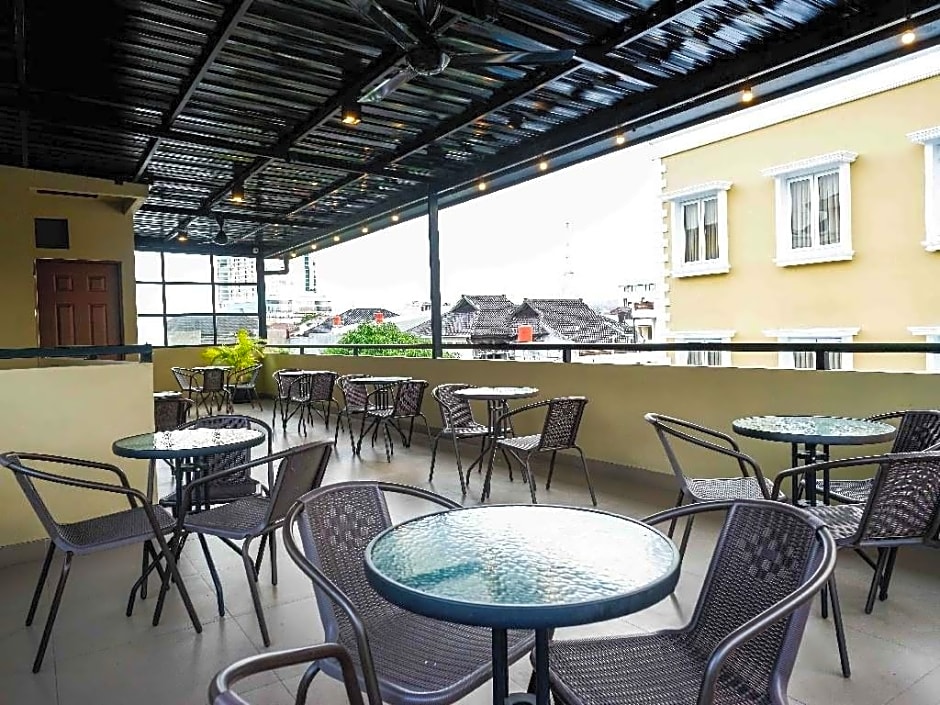 SANS Hotel Empress Simpang Lima