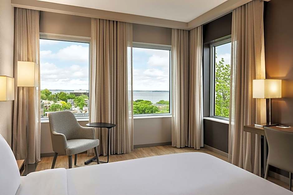 AC Hotel Madison Downtown