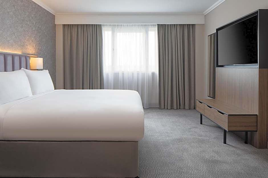 DoubleTree by Hilton Dartford Bridge