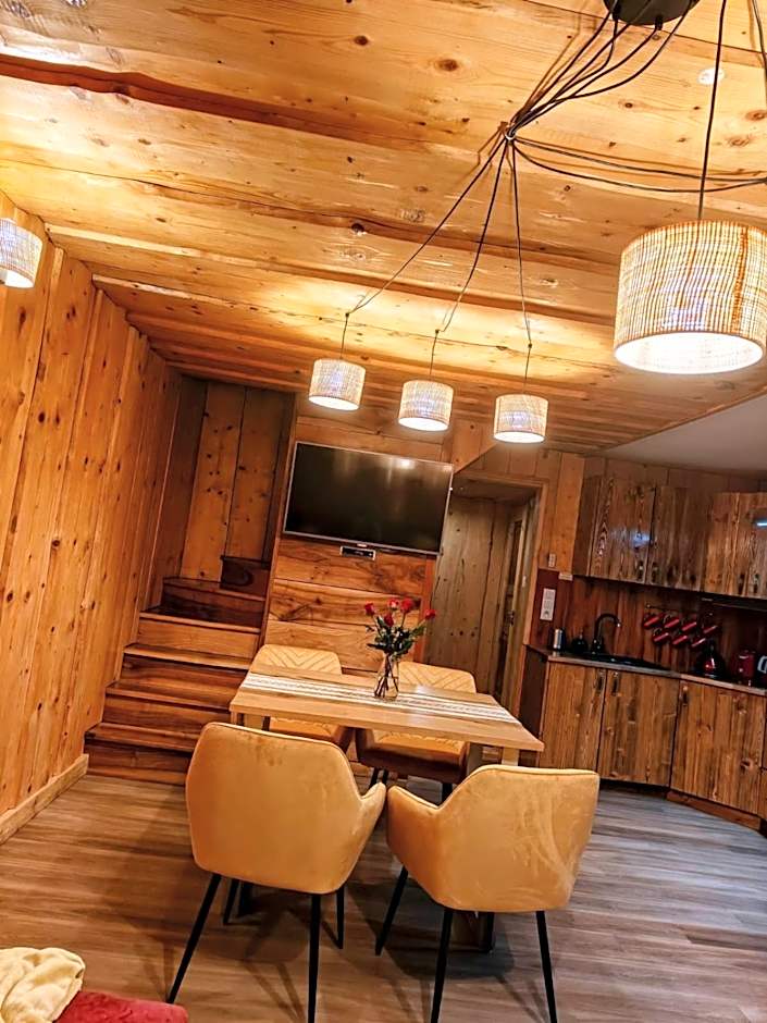 DOMEK NA GÓRACH z GORĄCĄ BALIĄ i SAUNĄ