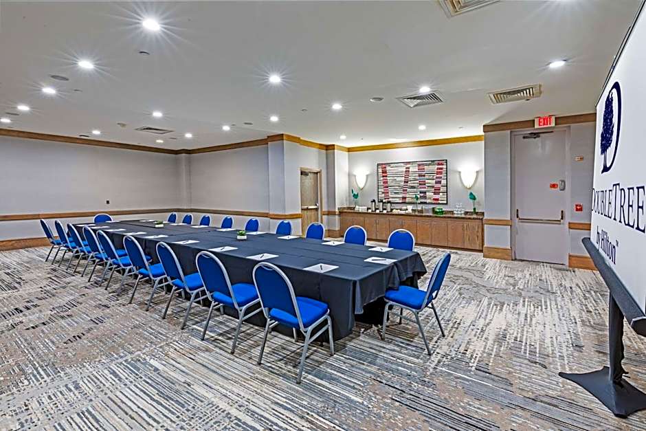 DoubleTree By Hilton Hotel Tulsa At Warren Place