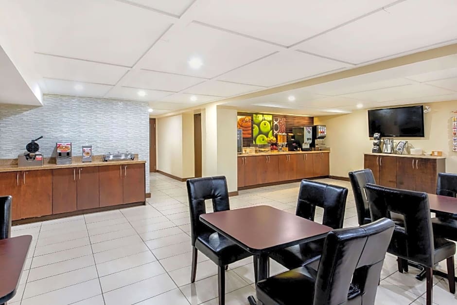 La Quinta Inn & Suites by Wyndham Oshawa