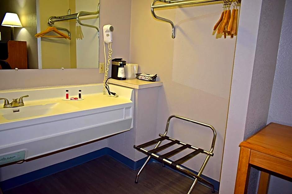 Super 8 by Wyndham Chiswell/Max Meadows Area