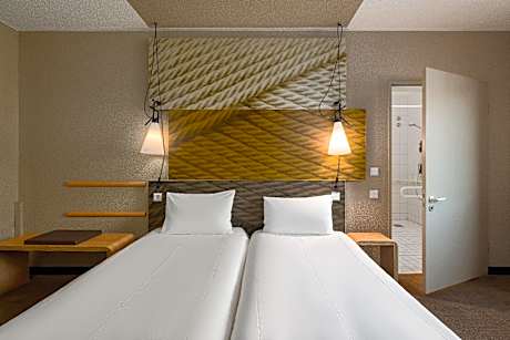 Standard room with 1 double bed, accessible