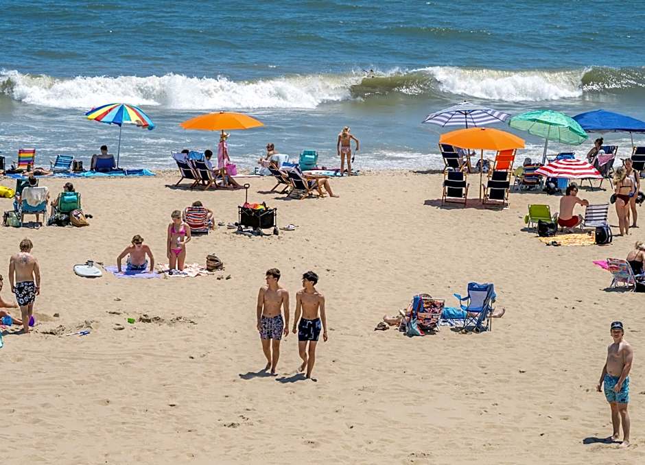 Commander Hotel & Suites