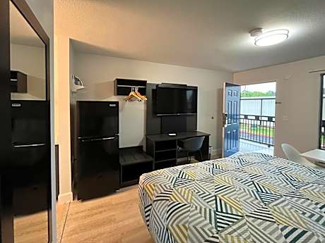 King Room with Roll-in Shower - Disability Access - Non-Smoking