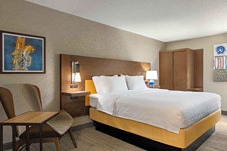 Queen Room with Roll-In Shower - Mobility Access/Non-Smoking