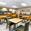 La Quinta Inn & Suites by Wyndham St. Pete-Clearwater Airport
