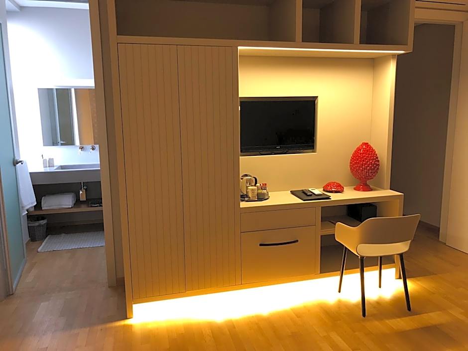200 ROOMS & TERRACE