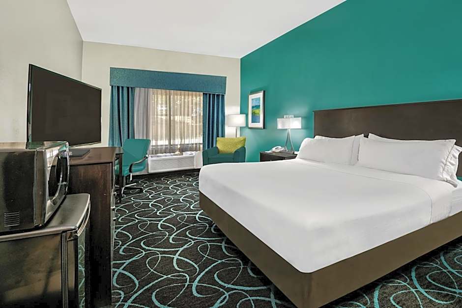 Photo 1 of 2 of 1 King Bed, Hearing/Mobility Accessible