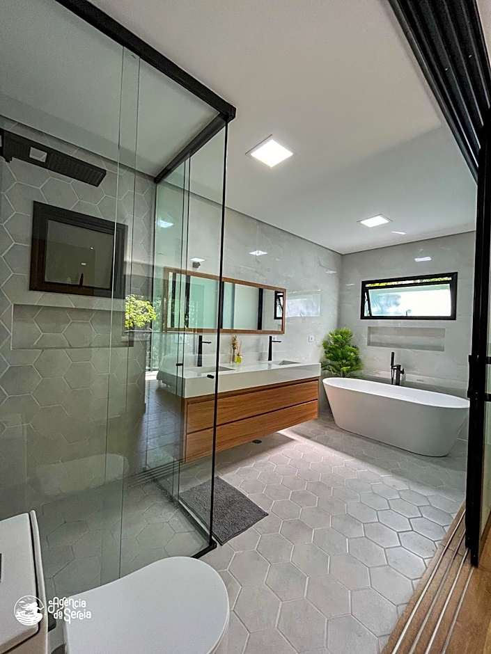 Casa em condomínio perto da Praia da Feiticeira