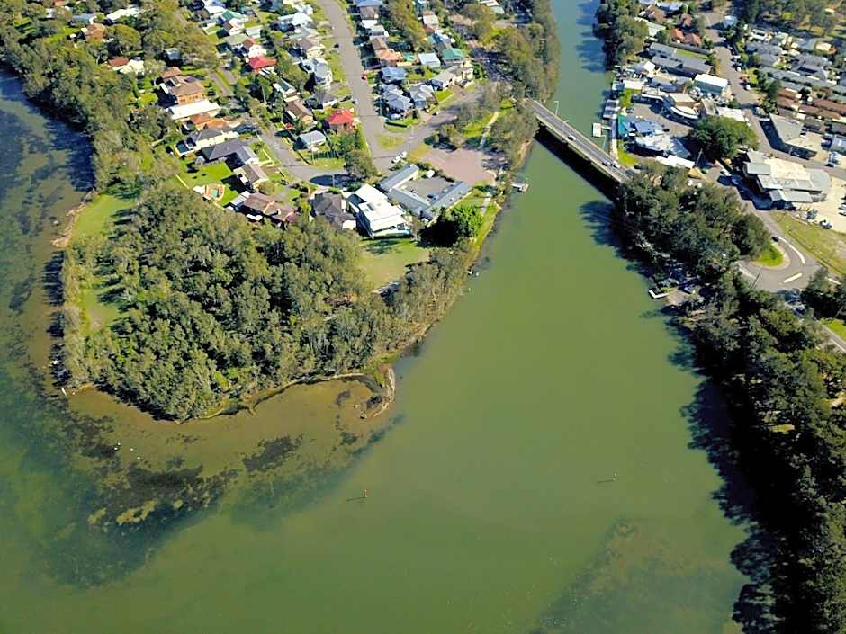 Hibiscus Lakeside Motel