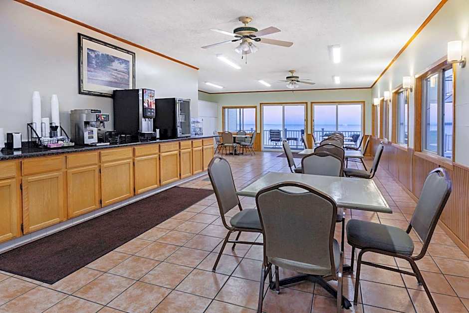 Days Inn & Suites by Wyndham St. Ignace Lakefront