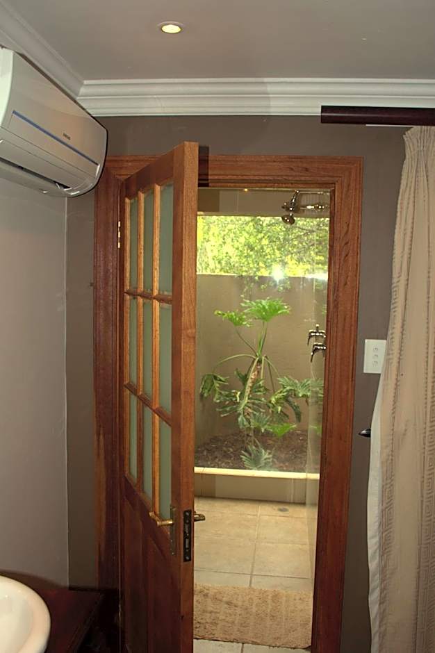 Tuskers Bush Lodge B&B