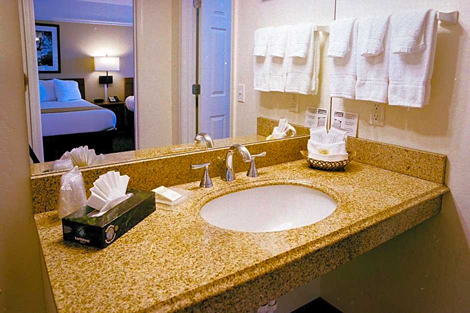 Pines Inn & Suites