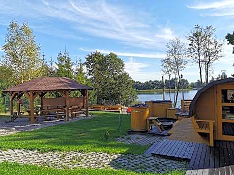 Domki Borowiackie nad brzegiem jeziora