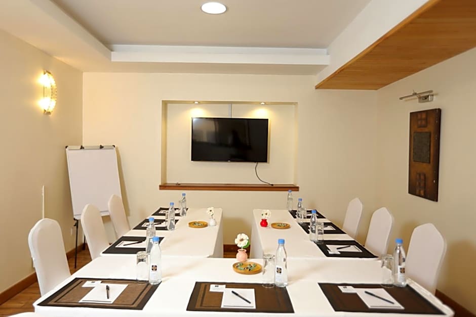 Bidwood Suite Hotel, Opposite Sarit Centre