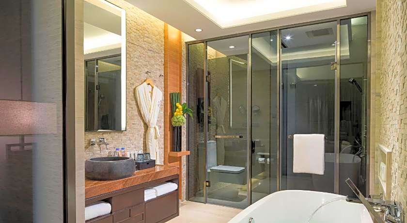 HUALUXE Yangjiang City Center By IHG