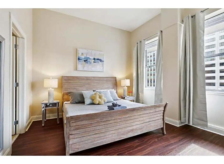 Amazing Condos Beautiful View 2 Blocks To French Quarter, Small Rooftop Pool, Gym, Seanger Theater, Super Dome, And Bourbon St