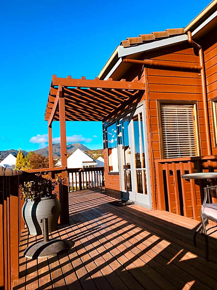 Cascades Lakefront Motel