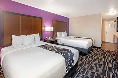 Queen Room with Two Queen Beds and Bath Tub - Mobility Accessible/Non-Smoking