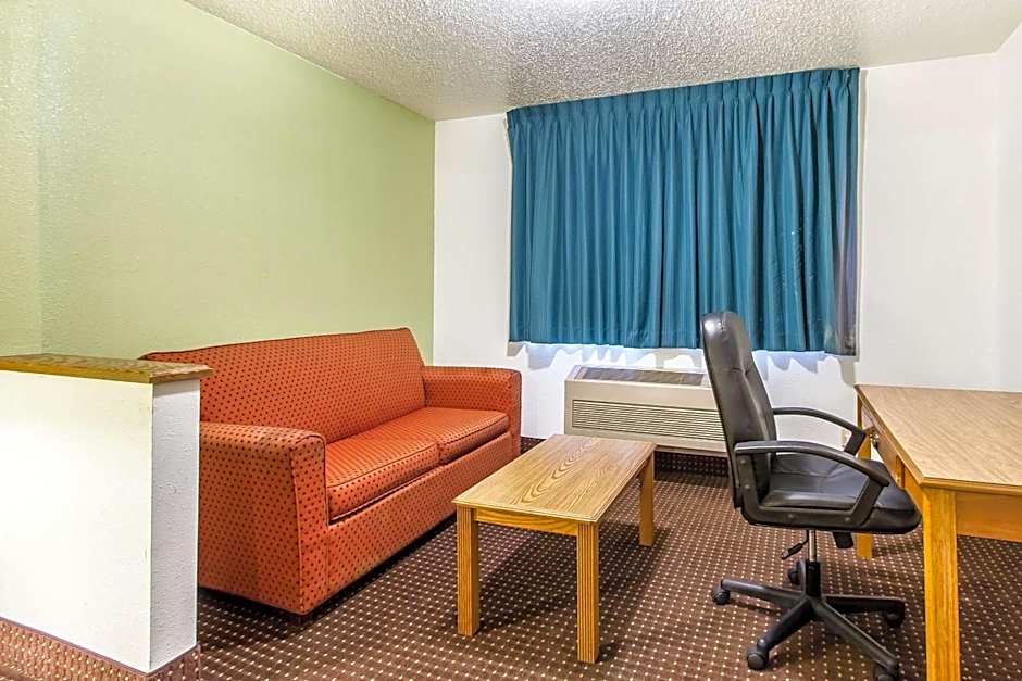 Econo Lodge & Suites Pekin