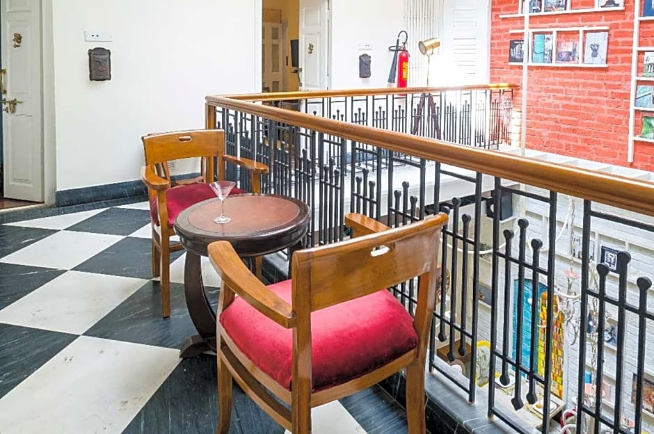 The Corner Courtyard – Calcutta, LA