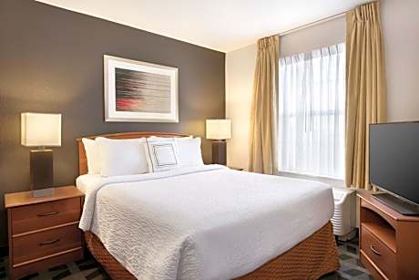 One-Bedroom Queen Suite with Sofa Bed - Hearing Accessible