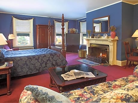 Queen Deluxe Manor Room with Fireplace - Breakfast and Dinner Included