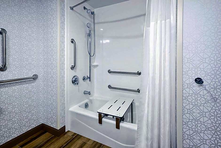 Photo 1 of 1 of 2 Queen Beds, Mobility Accessible