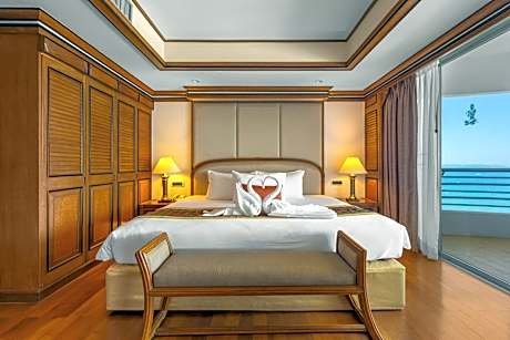 One-Bedroom Regency Suite - Modern Style