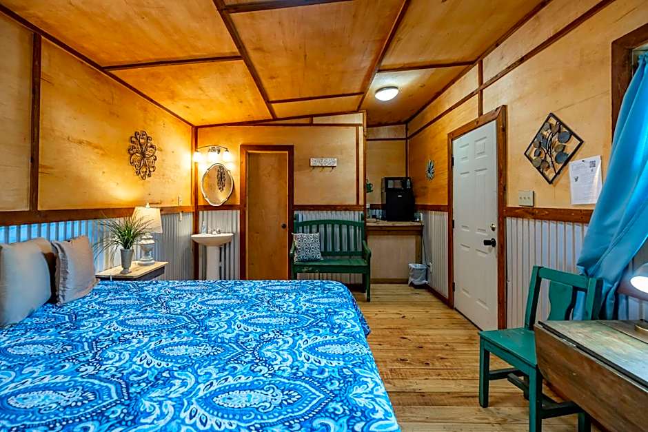 The Historic Leakey Inn