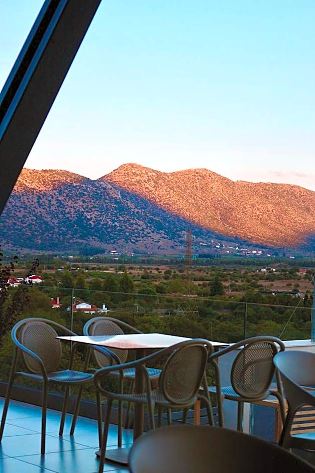 AKROTHEA suites & lounge