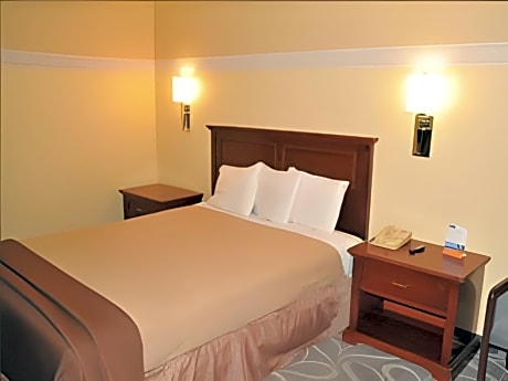 One Queen Bed Smoking