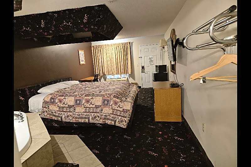 Econo Lodge Inn & Suites