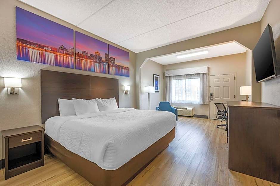 Clarion Pointe Louisville East