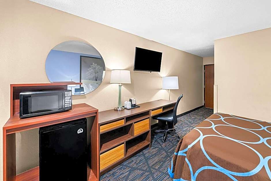 Super 8 by Wyndham Council Bluffs IA Omaha NE Area