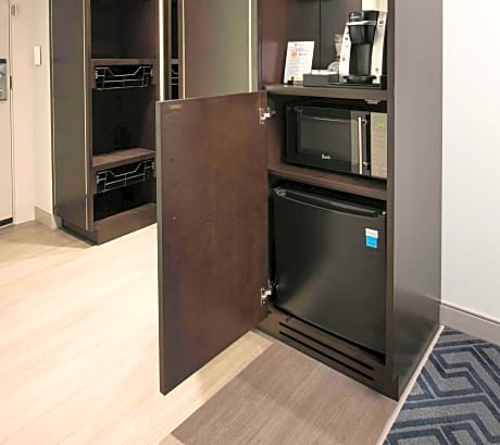 2 Queens Premium W/In-Room Drinks-Snacks