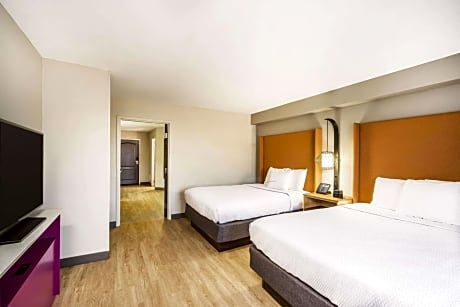 2 Queen Beds, Sofa Bed, 2-Room Suite, Non-Smoking