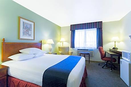 Queen Room with Bath Tub - Mobility Accessible/Non-Smoking